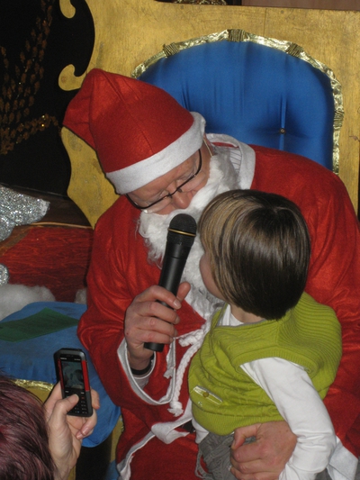 Der Nikolaus kommt zur Weihnachtsfeier 2010 von Helfen in Hellern.